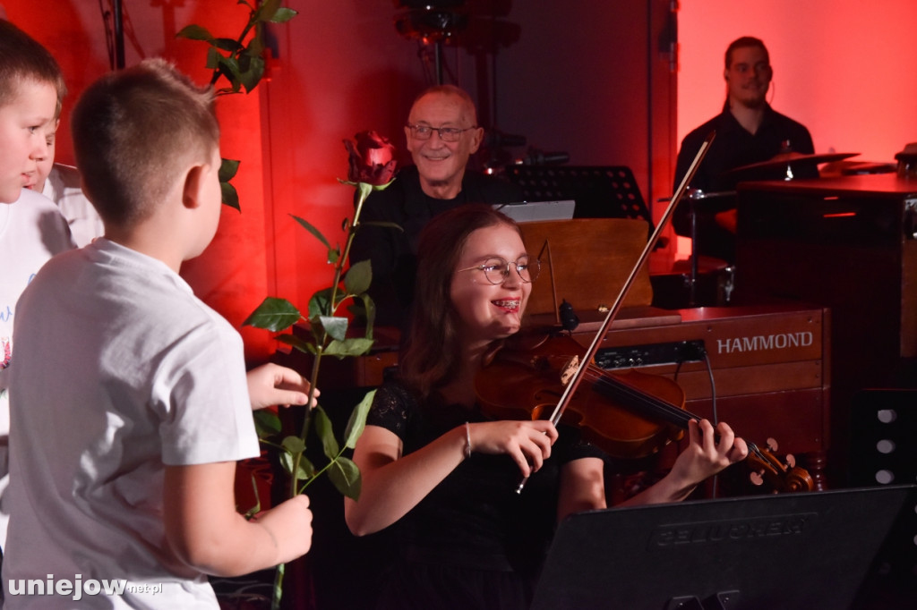 Miecznikowski i Sierocki w Uniejowie. Na scenie z Uniejowską Grupą Wokalną [FOTO]