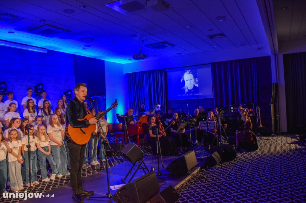 Miecznikowski i Sierocki w Uniejowie. Na scenie z Uniejowską Grupą Wokalną [FOTO]