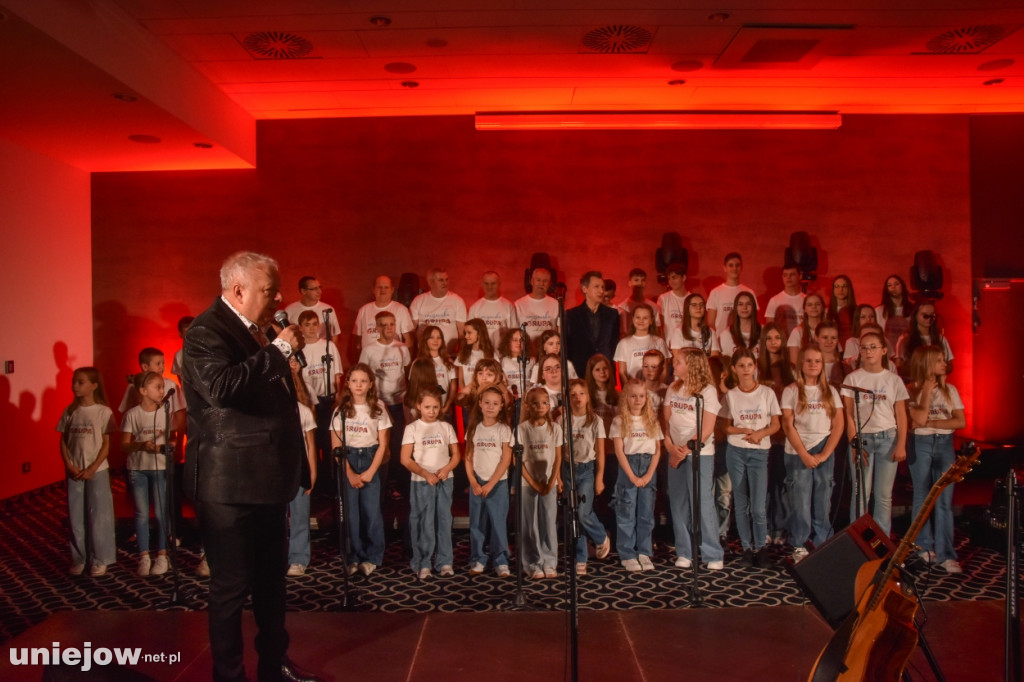 Miecznikowski i Sierocki w Uniejowie. Na scenie z Uniejowską Grupą Wokalną [FOTO]