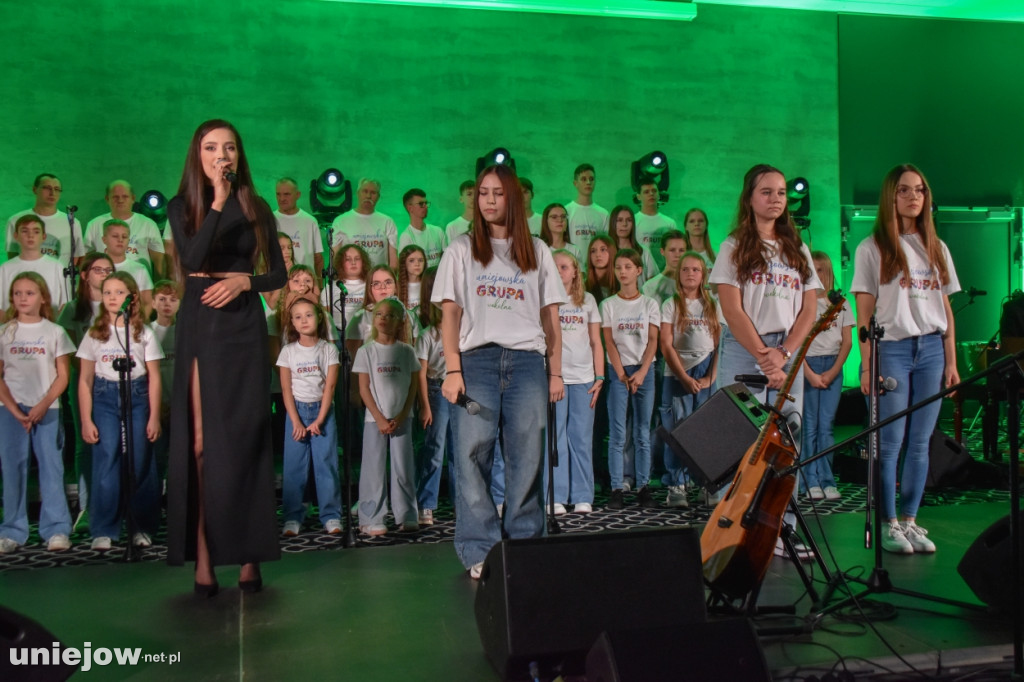 Miecznikowski i Sierocki w Uniejowie. Na scenie z Uniejowską Grupą Wokalną [FOTO]