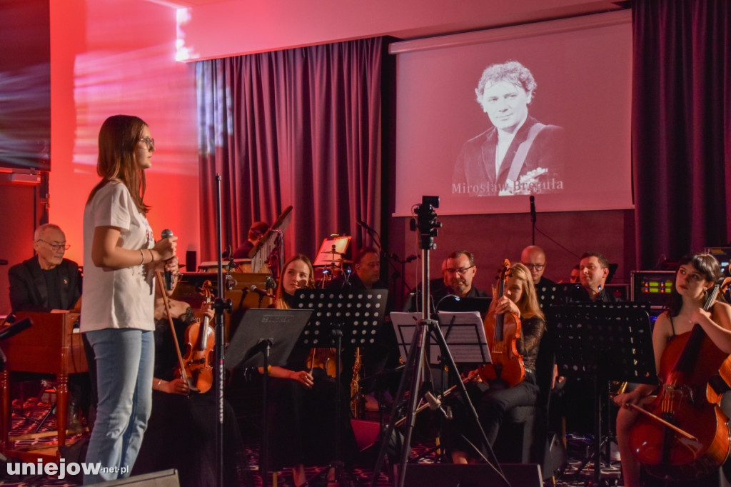 Miecznikowski i Sierocki w Uniejowie. Na scenie z Uniejowską Grupą Wokalną [FOTO]