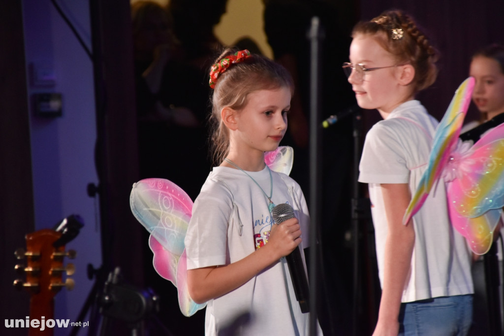 Miecznikowski i Sierocki w Uniejowie. Na scenie z Uniejowską Grupą Wokalną [FOTO]