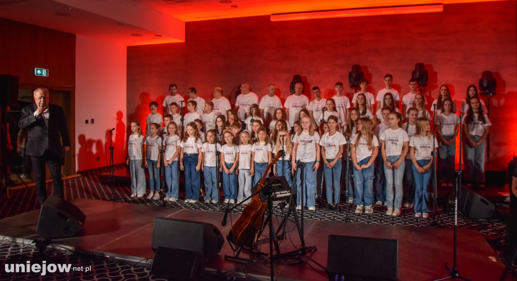 Miecznikowski i Sierocki w Uniejowie. Na scenie z Uniejowską Grupą Wokalną [FOTO]