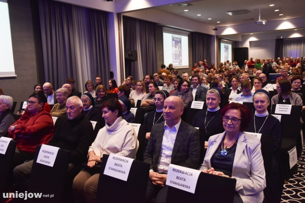 Miecznikowski i Sierocki w Uniejowie. Na scenie z Uniejowską Grupą Wokalną [FOTO]