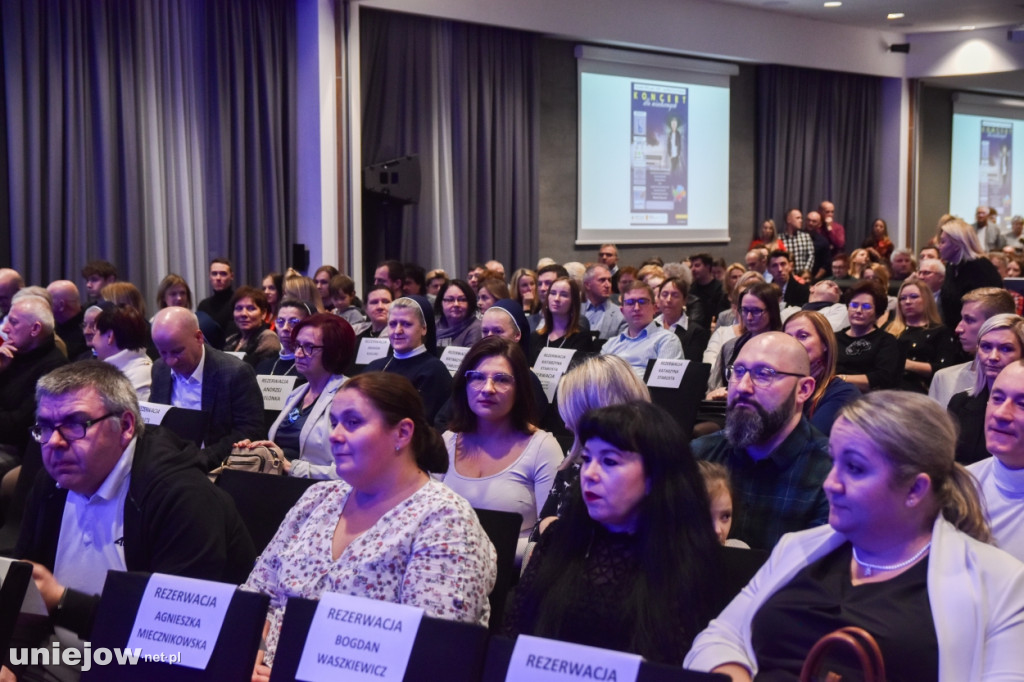 Miecznikowski i Sierocki w Uniejowie. Na scenie z Uniejowską Grupą Wokalną [FOTO]