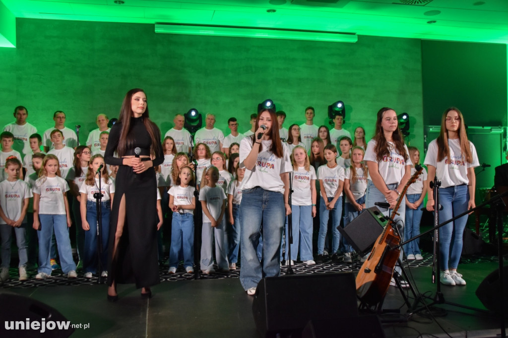 Miecznikowski i Sierocki w Uniejowie. Na scenie z Uniejowską Grupą Wokalną [FOTO]