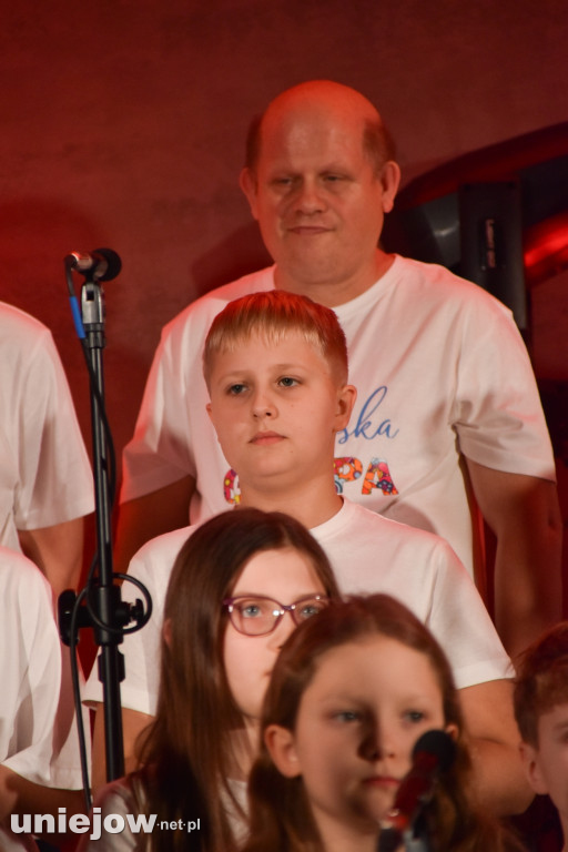 Miecznikowski i Sierocki w Uniejowie. Na scenie z Uniejowską Grupą Wokalną [FOTO]