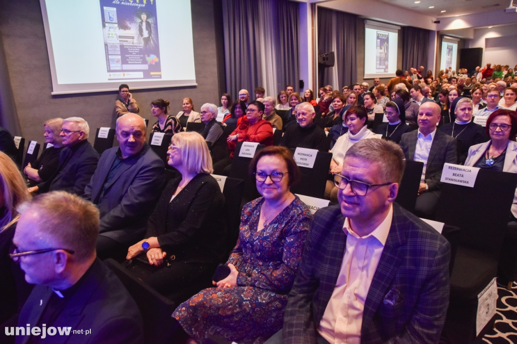 Miecznikowski i Sierocki w Uniejowie. Na scenie z Uniejowską Grupą Wokalną [FOTO]