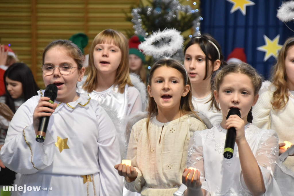 Świąteczny koncert w uniejowskiej podstawówce [ZDJĘCIA]