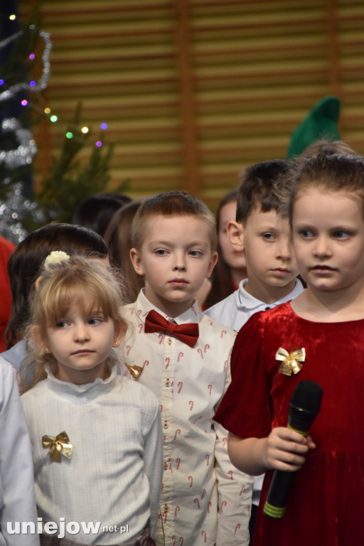 Świąteczny koncert w uniejowskiej podstawówce [ZDJĘCIA]