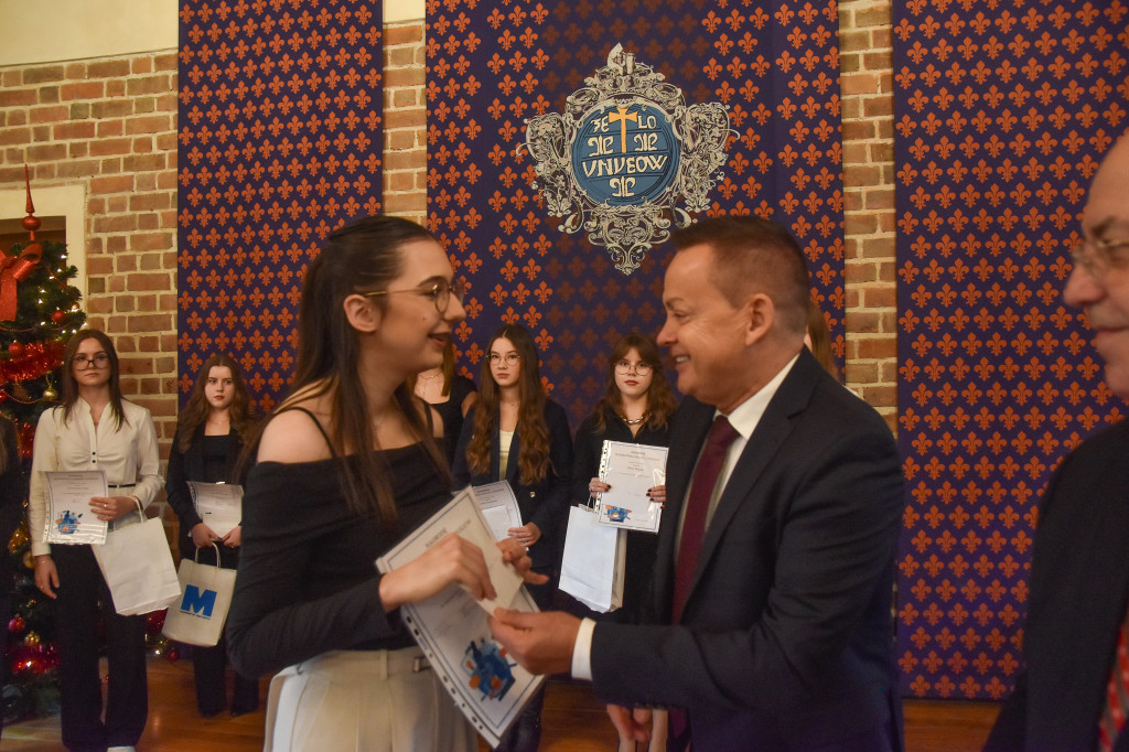 Burmistrz Uniejowa wręczył nagrody pieniężne studentom i uczniom szkół średnich