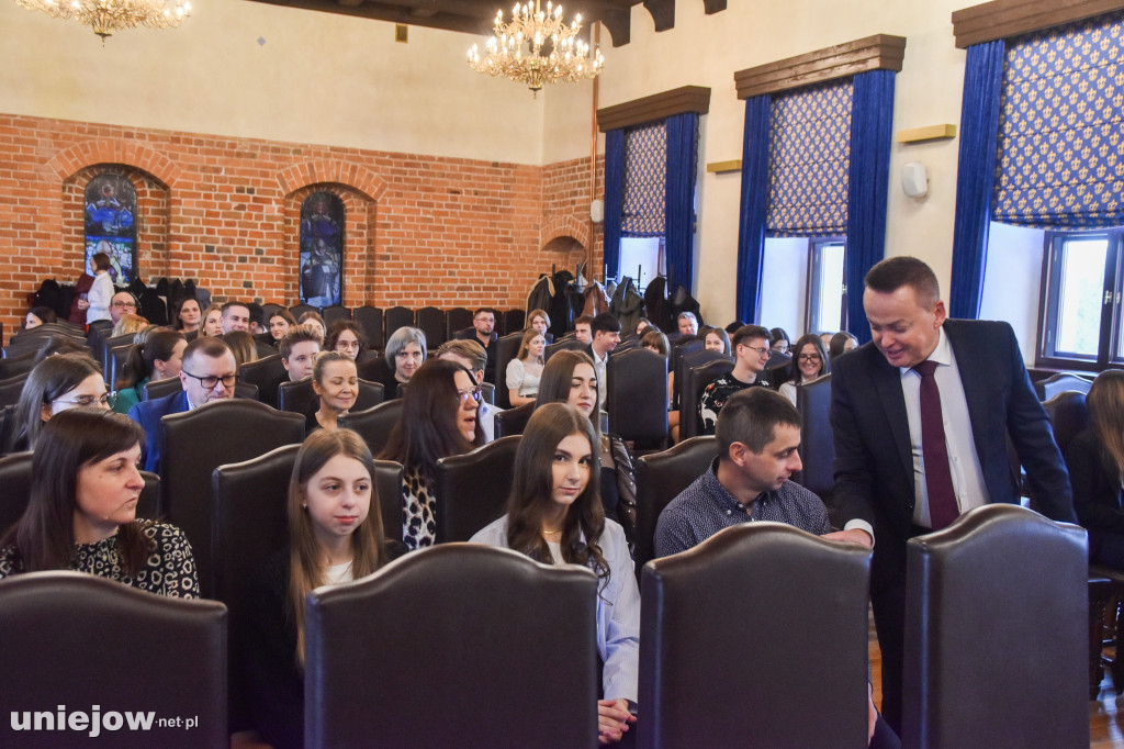 Burmistrz Uniejowa wręczył nagrody pieniężne studentom i uczniom szkół średnich