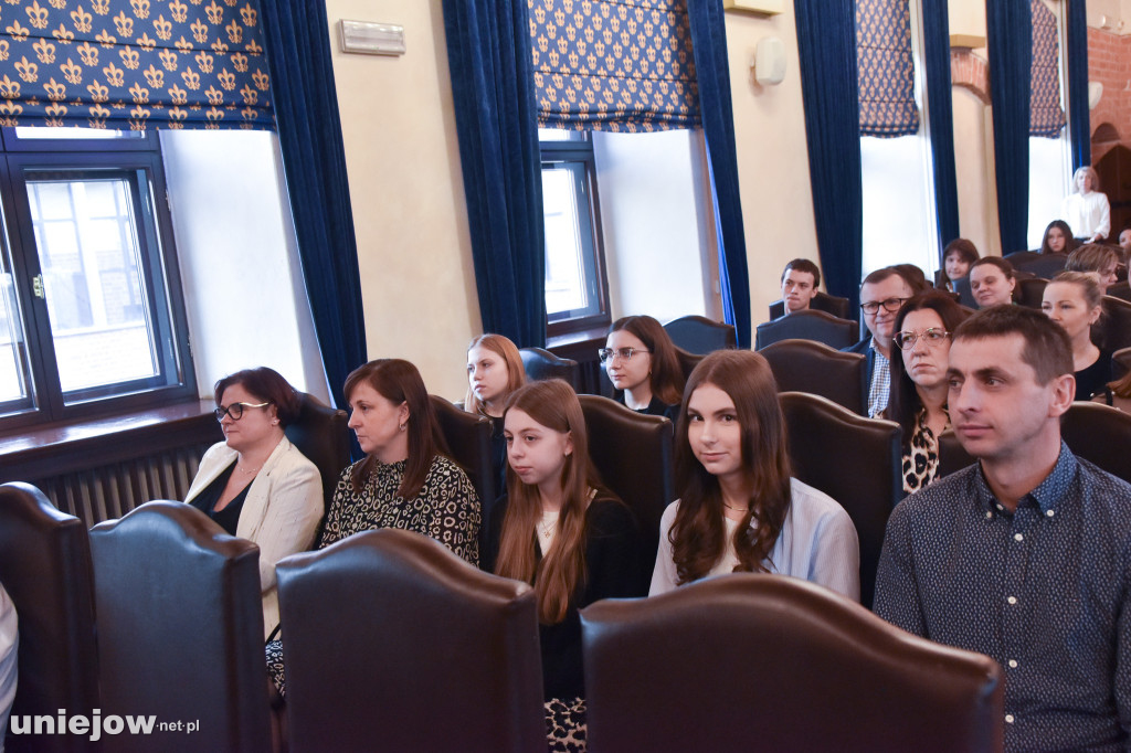 Burmistrz Uniejowa wręczył nagrody pieniężne studentom i uczniom szkół średnich