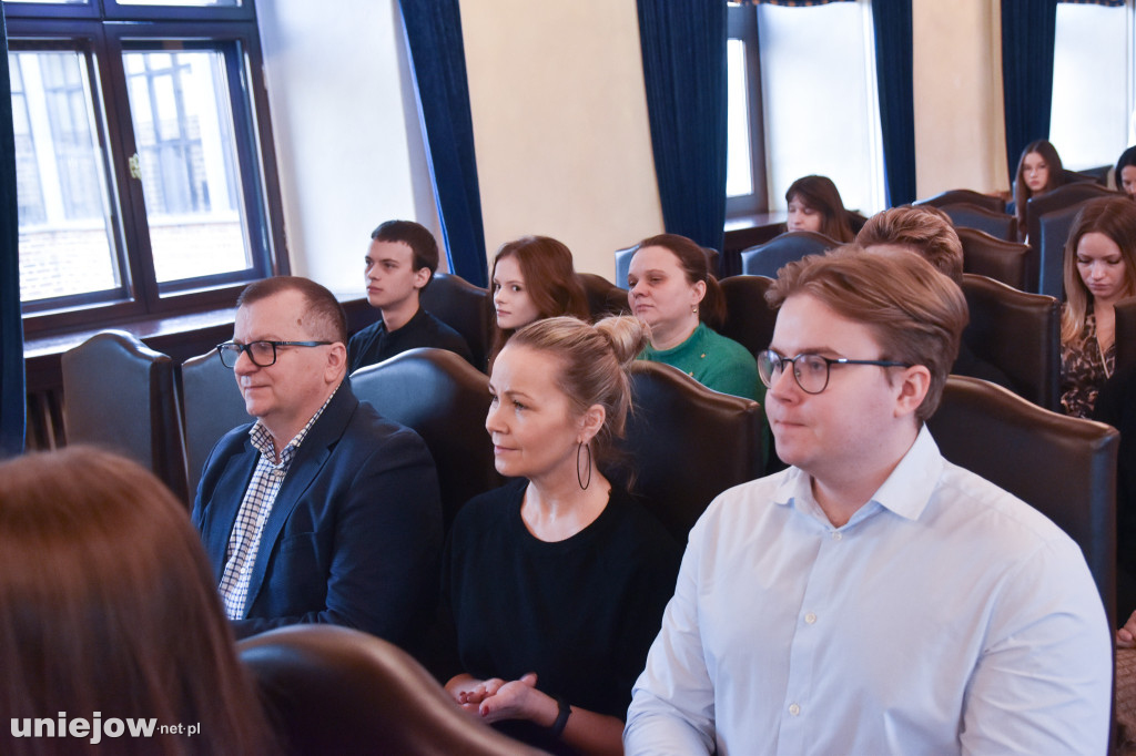 Burmistrz Uniejowa wręczył nagrody pieniężne studentom i uczniom szkół średnich