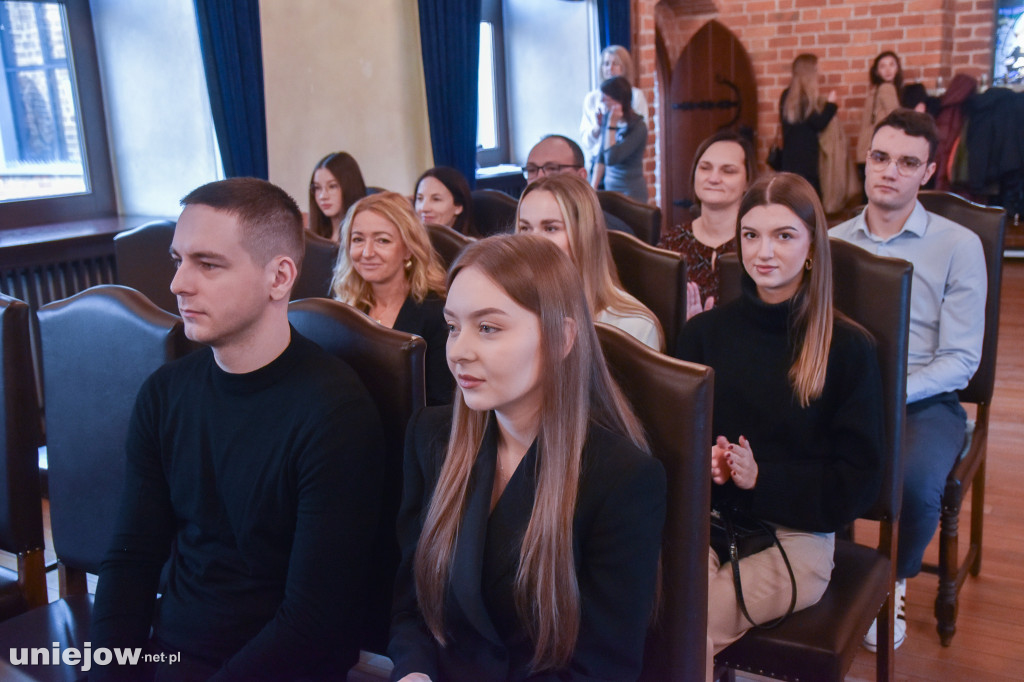 Burmistrz Uniejowa wręczył nagrody pieniężne studentom i uczniom szkół średnich