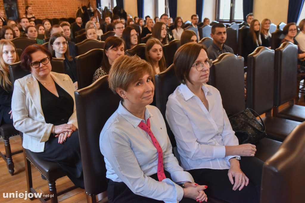 Burmistrz Uniejowa wręczył nagrody pieniężne studentom i uczniom szkół średnich