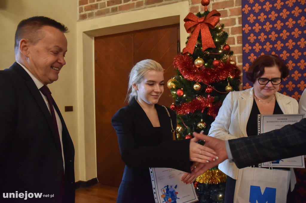 Burmistrz Uniejowa wręczył nagrody pieniężne studentom i uczniom szkół średnich