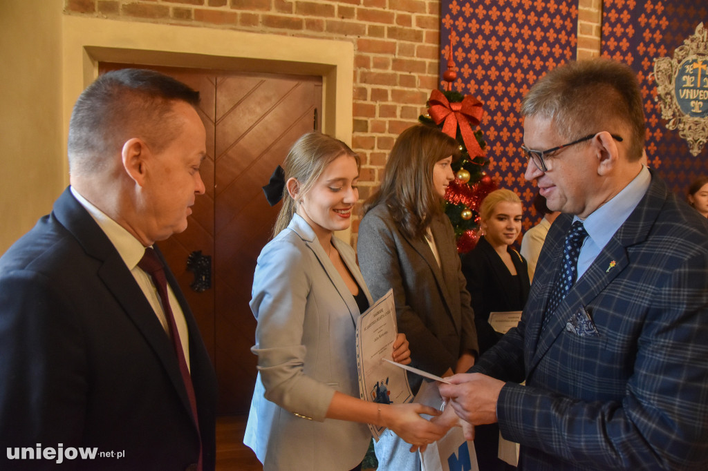 Burmistrz Uniejowa wręczył nagrody pieniężne studentom i uczniom szkół średnich