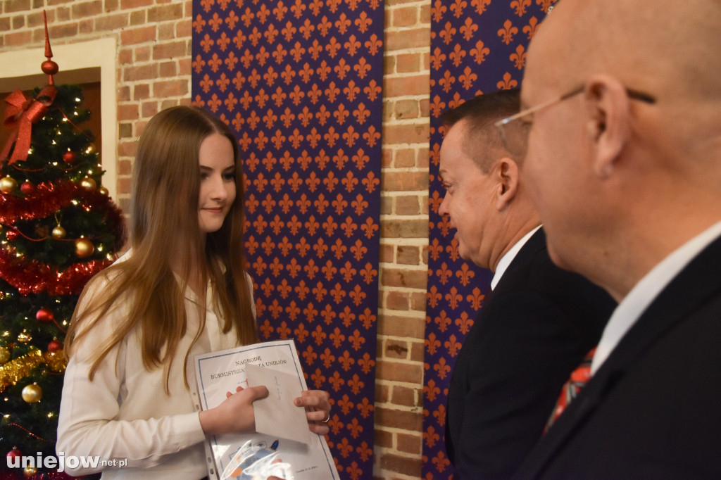 Burmistrz Uniejowa wręczył nagrody pieniężne studentom i uczniom szkół średnich