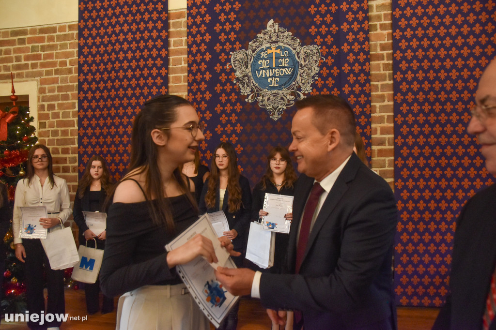 Burmistrz Uniejowa wręczył nagrody pieniężne studentom i uczniom szkół średnich