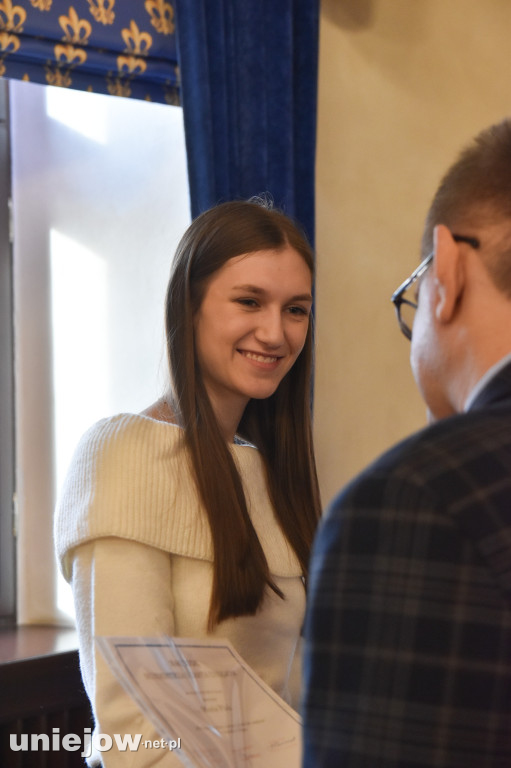 Burmistrz Uniejowa wręczył nagrody pieniężne studentom i uczniom szkół średnich