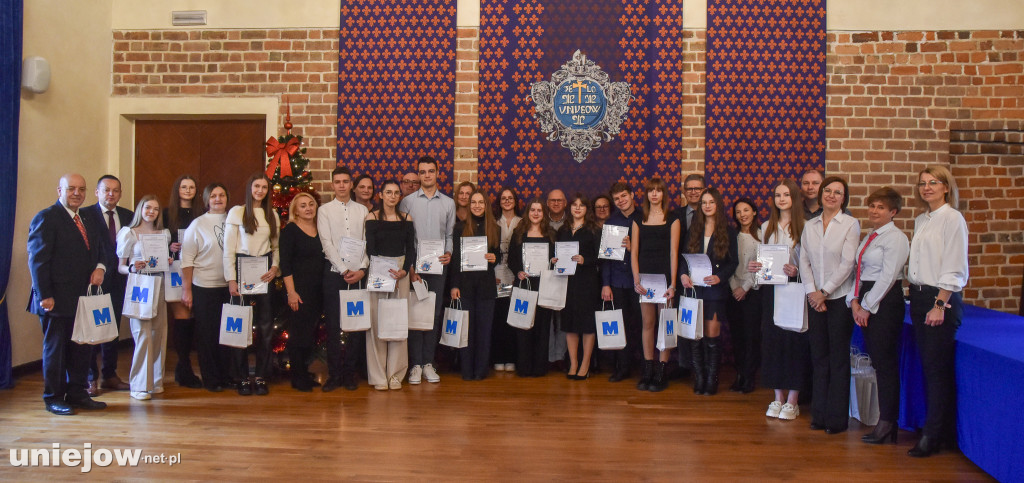 Burmistrz Uniejowa wręczył nagrody pieniężne studentom i uczniom szkół średnich