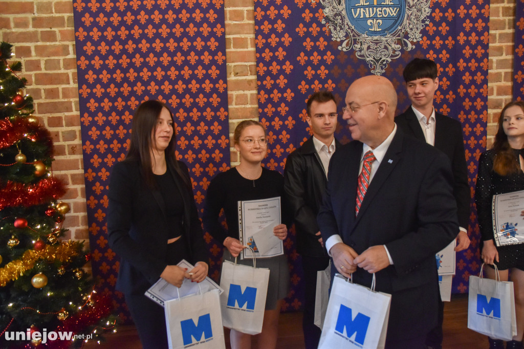 Burmistrz Uniejowa wręczył nagrody pieniężne studentom i uczniom szkół średnich