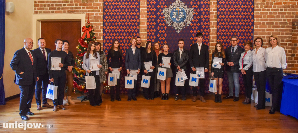 Burmistrz Uniejowa wręczył nagrody pieniężne studentom i uczniom szkół średnich