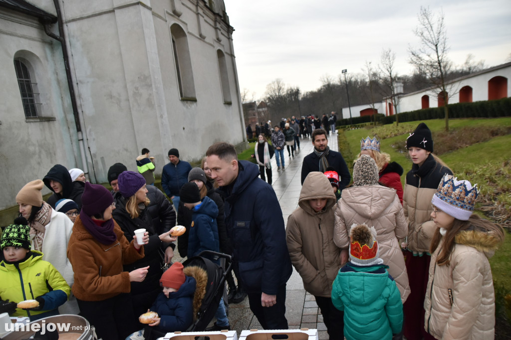 10. Orszak Trzech Króli przeszedł ulicami Uniejowa