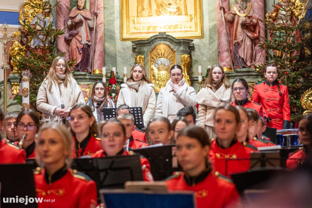 Zespół Na Przekór z Turku i Orkiestra ZHP OSP Uniejów