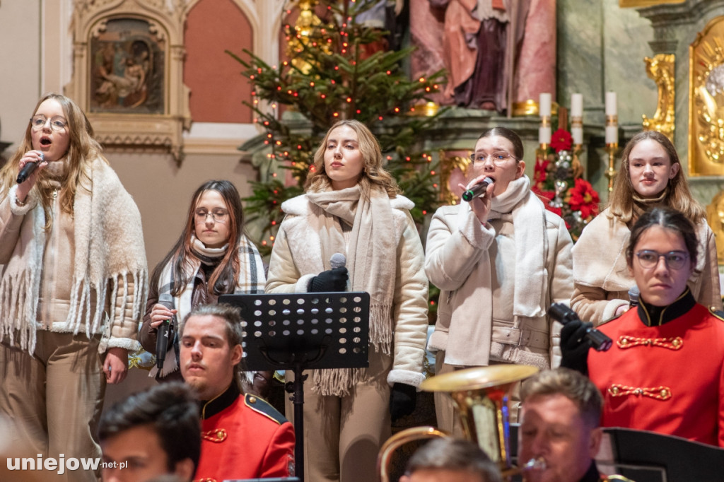 Zespół Na Przekór z Turku i Orkiestra ZHP OSP Uniejów