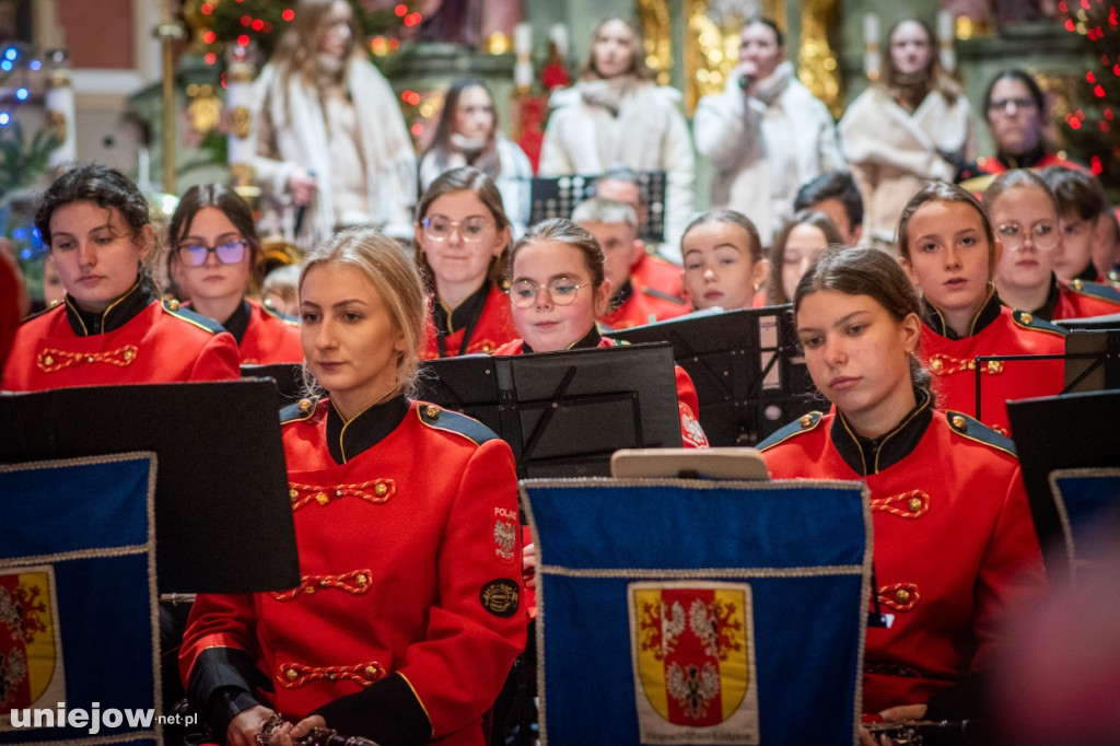 Zespół Na Przekór z Turku i Orkiestra ZHP OSP Uniejów