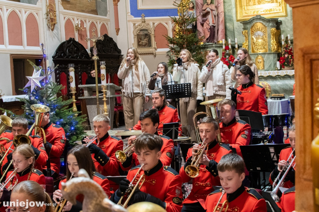 Zespół Na Przekór z Turku i Orkiestra ZHP OSP Uniejów