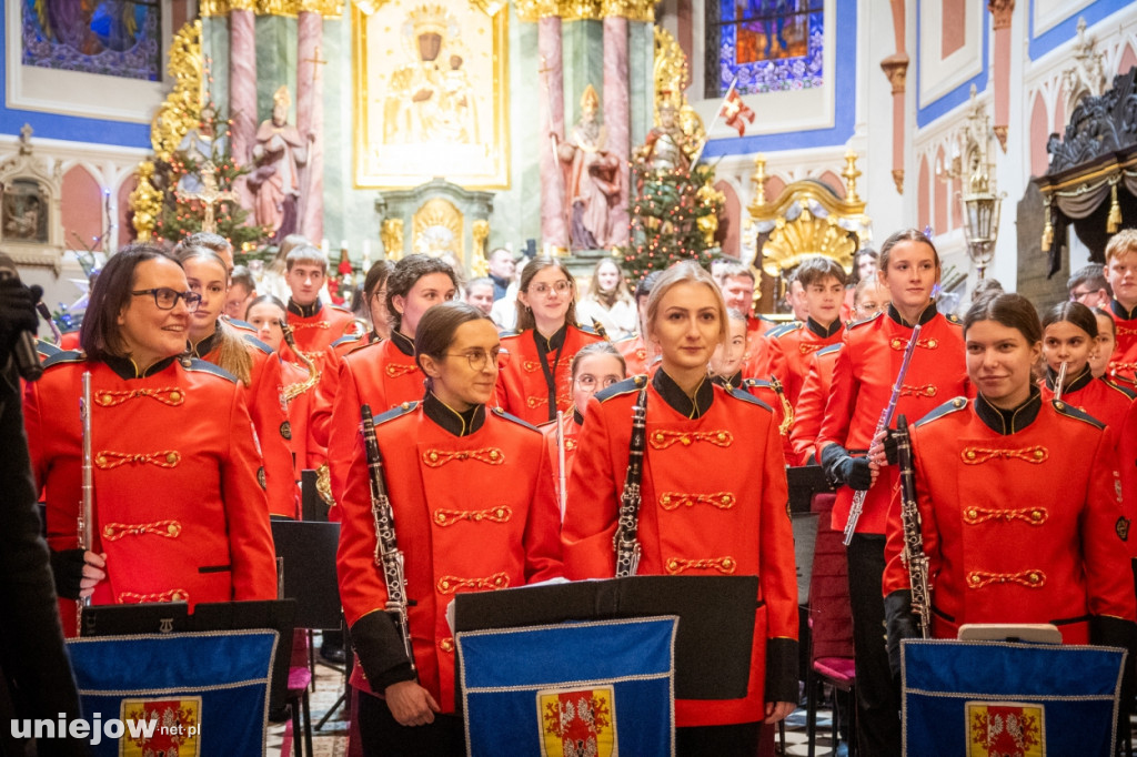 Zespół Na Przekór z Turku i Orkiestra ZHP OSP Uniejów