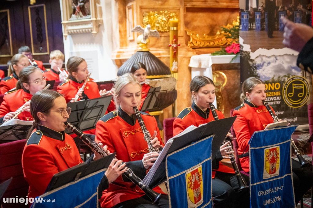 Zespół Na Przekór z Turku i Orkiestra ZHP OSP Uniejów