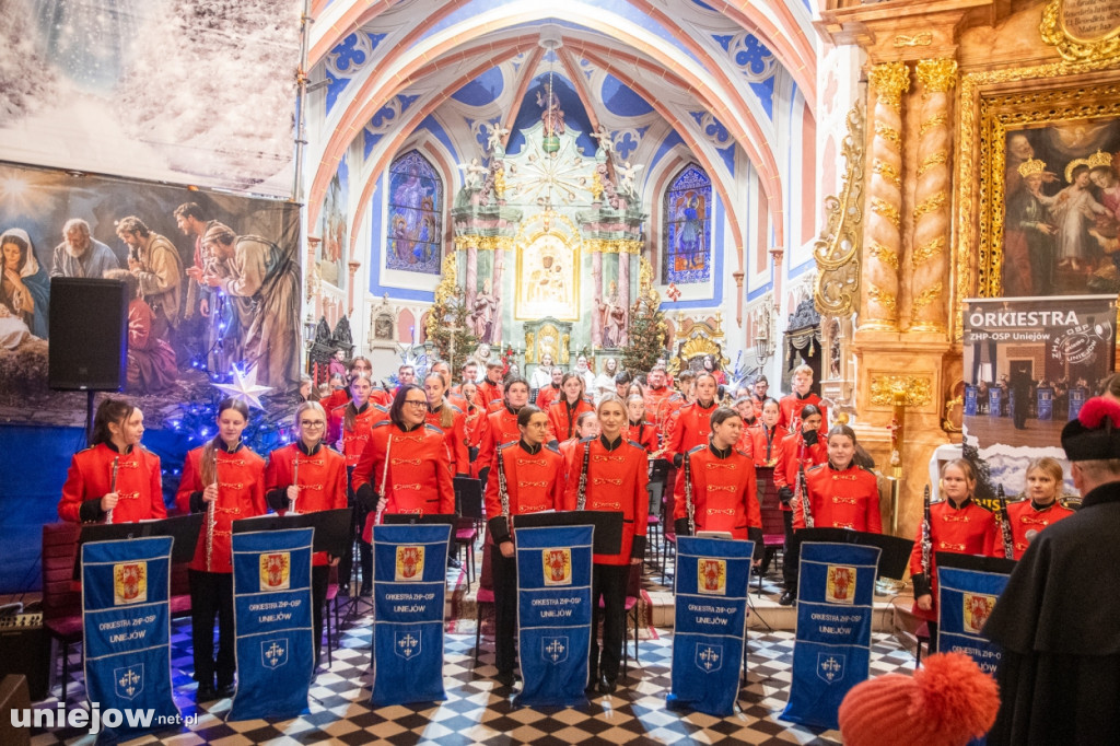 Zespół Na Przekór z Turku i Orkiestra ZHP OSP Uniejów