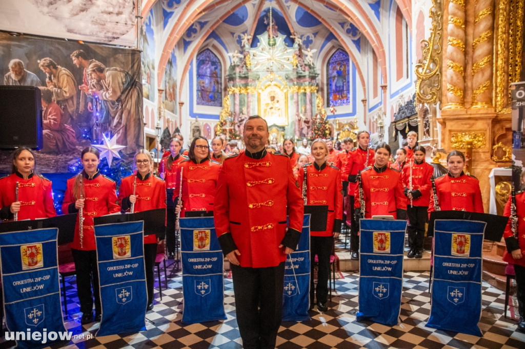 Zespół Na Przekór z Turku i Orkiestra ZHP OSP Uniejów