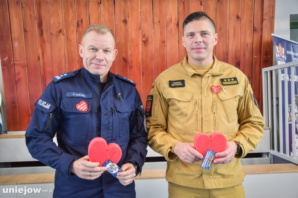 Policjanci i strażacy grają z WOŚP [FOTORELACJA]