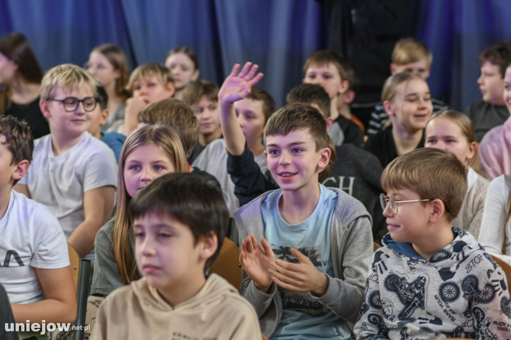 Gmina Uniejów w wyjątkowym ekoprojekcie. Do szkoły przyjechała Saszan