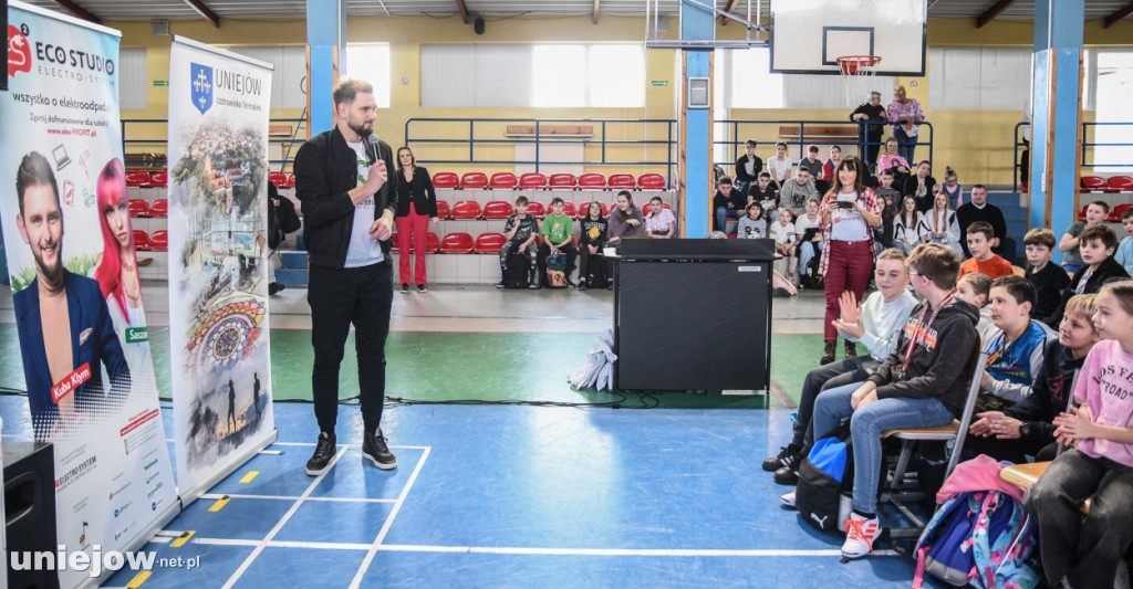 Gmina Uniejów w wyjątkowym ekoprojekcie. Do szkoły przyjechała Saszan