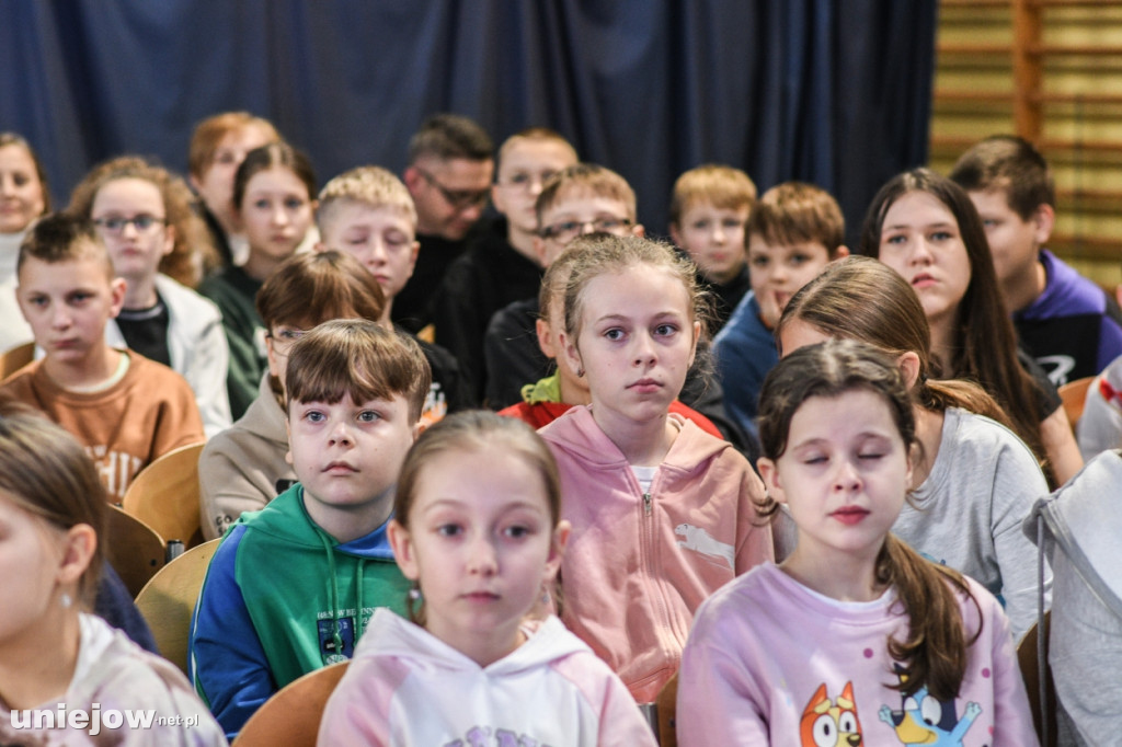 Gmina Uniejów w wyjątkowym ekoprojekcie. Do szkoły przyjechała Saszan