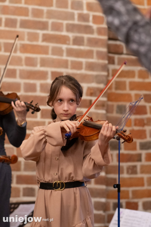 Dzieci Suzuki zagrały koncert w Uniejowie