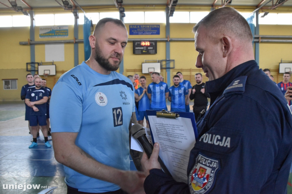 11 drużyn zagrało w VIII Turnieju Halowej Piłki Nożnej o Puchar Komendanta