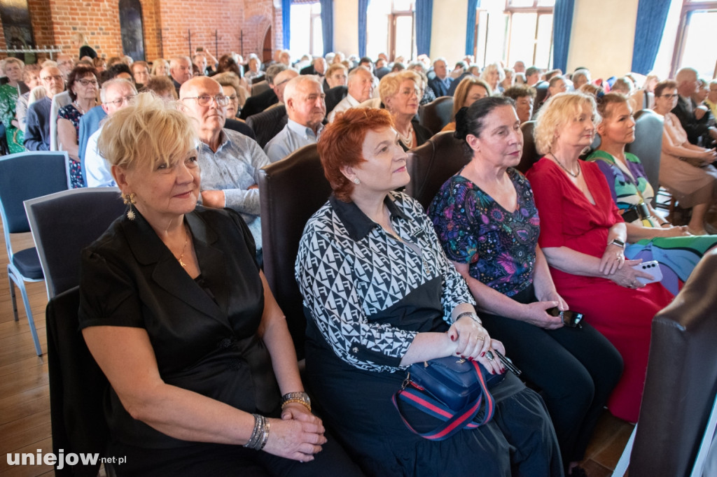 Trubadur wystąpił na zakończeniu roku akademickiego uniejowskiego UTW