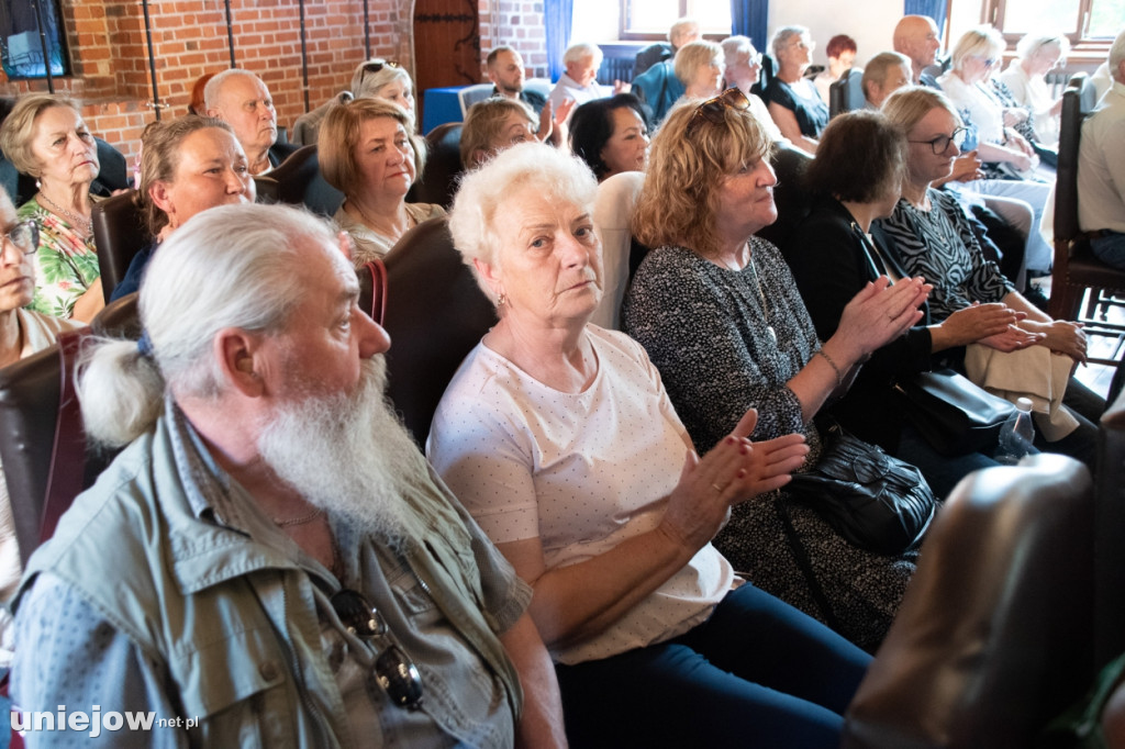 Trubadur wystąpił na zakończeniu roku akademickiego uniejowskiego UTW