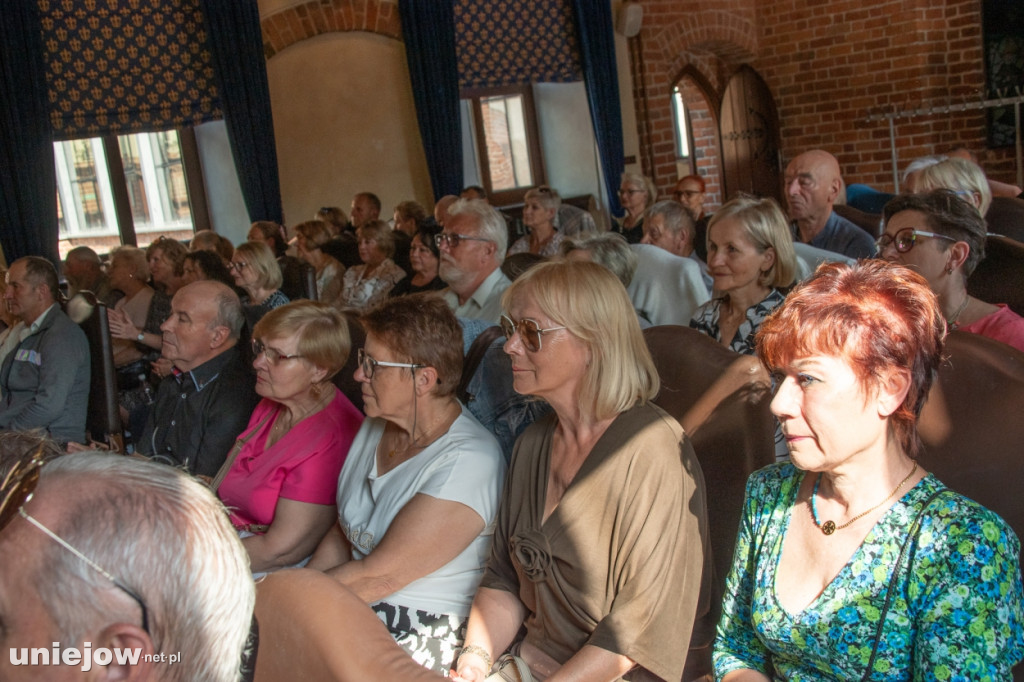 Trubadur wystąpił na zakończeniu roku akademickiego uniejowskiego UTW