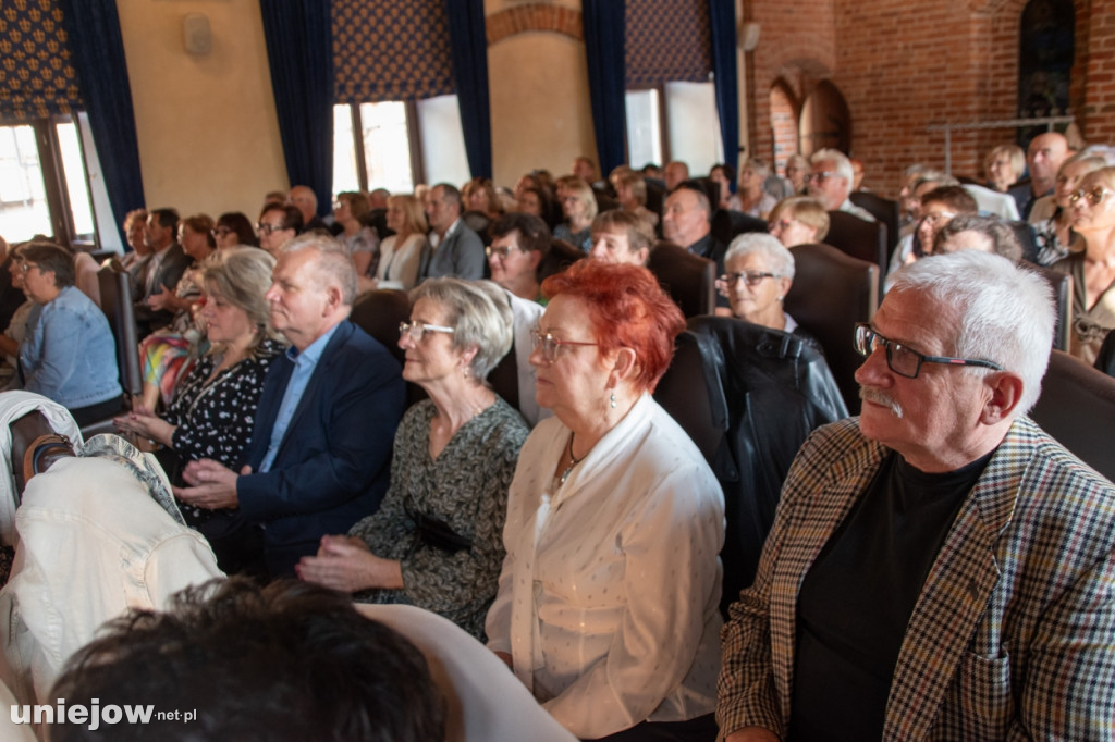 Trubadur wystąpił na zakończeniu roku akademickiego uniejowskiego UTW