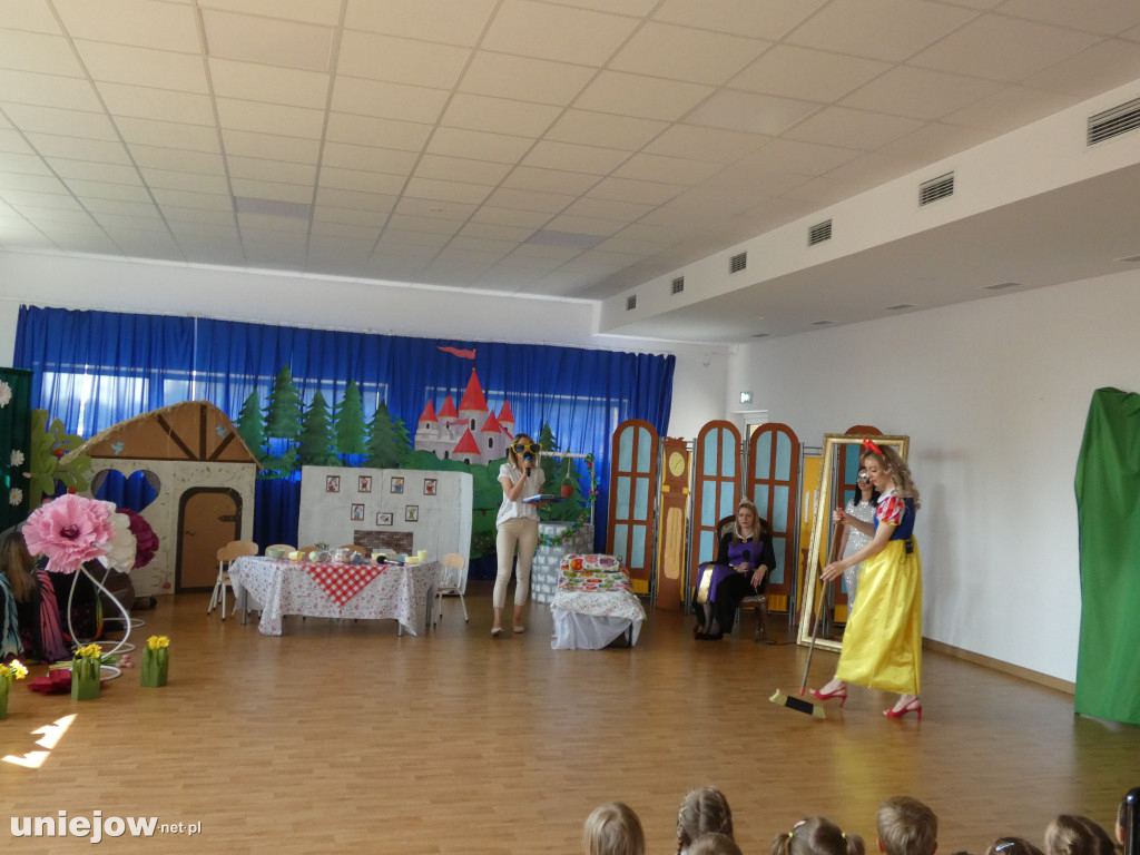 W Miejskim Przedszkolu w Uniejowie rodzice wystąpili w „ Królewnie Śnieżce i siedmiu krasnoludkach\
