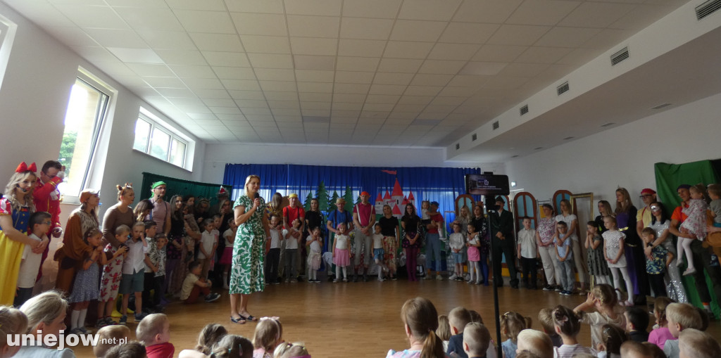 W Miejskim Przedszkolu w Uniejowie rodzice wystąpili w „ Królewnie Śnieżce i siedmiu krasnoludkach\