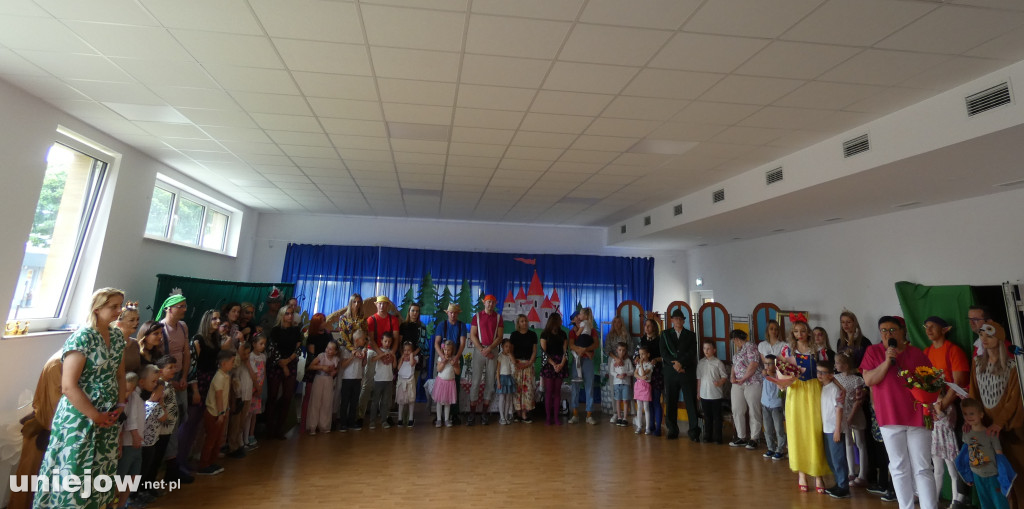 W Miejskim Przedszkolu w Uniejowie rodzice wystąpili w „ Królewnie Śnieżce i siedmiu krasnoludkach\